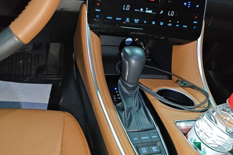 Used Toyota Avalon 2023 Dual-Motor 2.5L XLE Prestige Edition Gear Lever