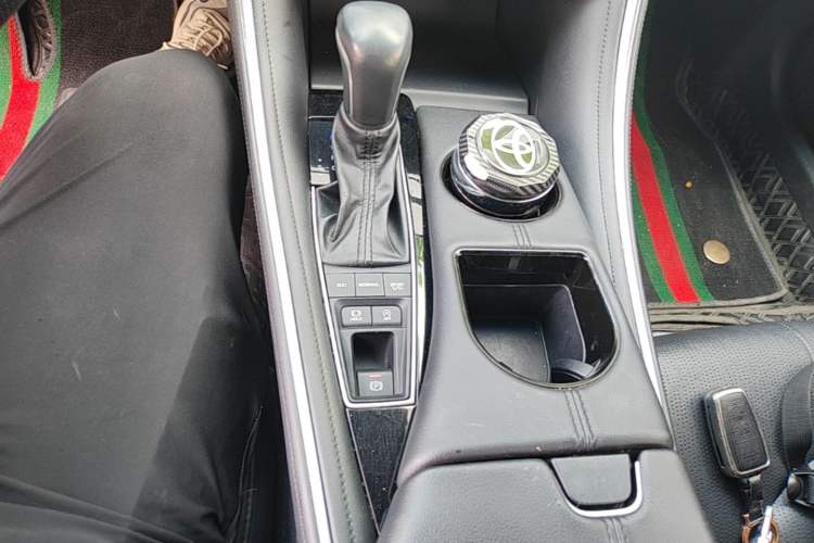 Used Toyota Avalon 2023 2.5L Luxury Edition Gear Lever