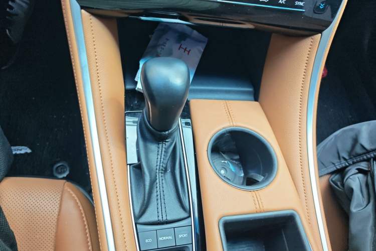 Used Toyota Avalon 2023 Dual-Motor 2.5L XLE Prestige Edition Gear Lever