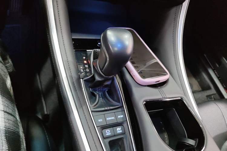 Used Toyota Avalon 2023 Dual-Engine 2.5L Luxury Edition Gear Lever