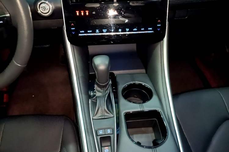 Used Toyota Avalon 2023 2.0L Premium Edition Gear Lever