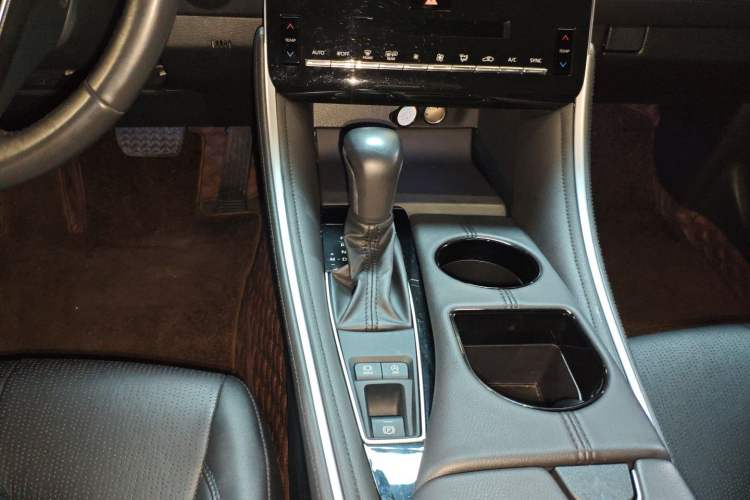Used Toyota Avalon 2023 2.0L Luxury Edition Gear Lever