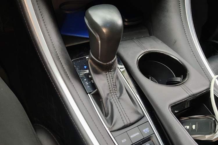 Used Toyota Avalon 2023 2.5L Luxury Edition Gear Lever
