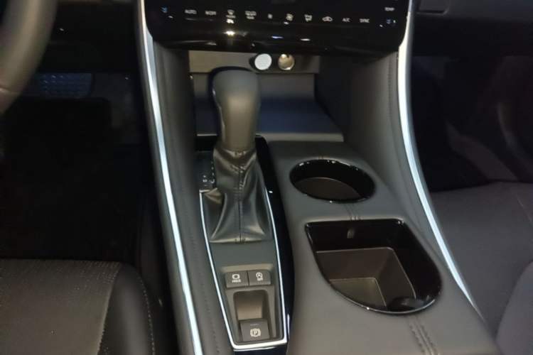 Used Toyota Avalon 2023 2.0L XLE Deluxe Edition Gear Lever