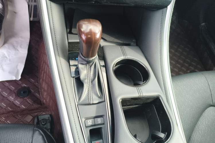 Used Toyota Avalon 2023 2.0L XLE Deluxe Edition Gear Lever
