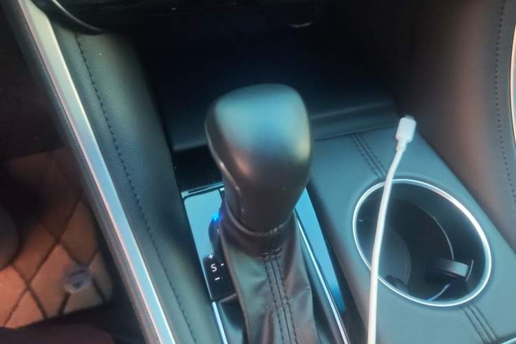 Used Toyota Avalon 2023 Dual-Motor 2.5L XLE Prestige Edition Gear Lever