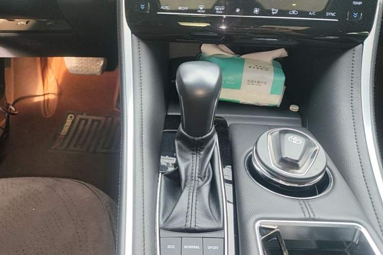 Used Toyota Avalon 2023 Dual-Motor 2.5L XLE Prestige Edition Gear Lever