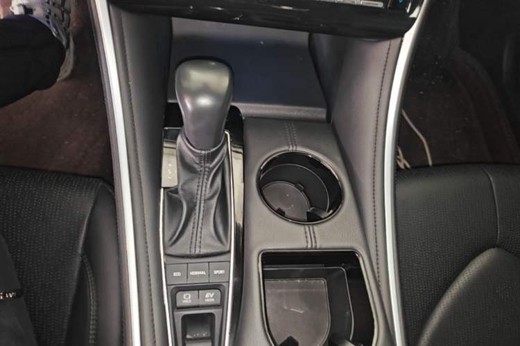 Used Toyota Avalon 2023 Dual-Engine 2.5L Luxury Edition Gear Lever