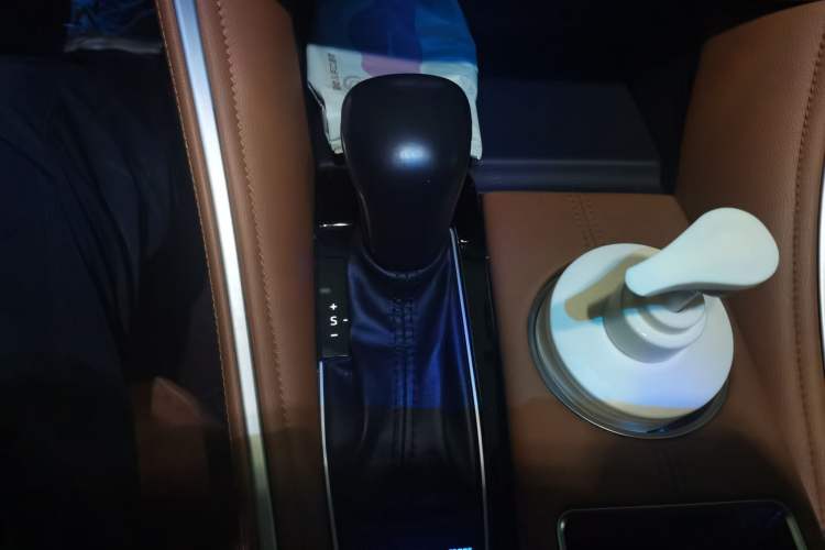 Used Toyota Avalon 2023 Dual-Motor 2.5L XLE Prestige Edition Gear Lever