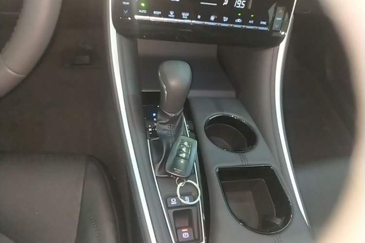 Used Toyota Avalon 2023 2.0L Luxury Edition Gear Lever
