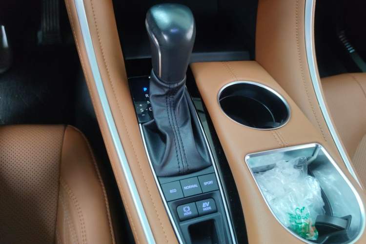 Used Toyota Avalon 2023 Dual-Motor 2.5L XLE Prestige Edition Gear Lever
