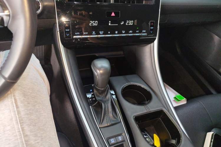 Used Toyota Avalon 2023 2.0L Premium Edition Gear Lever