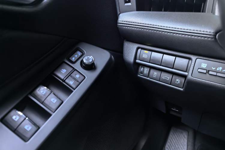 Used Toyota Avalon 2023 2.0L Premium Edition Interior 10