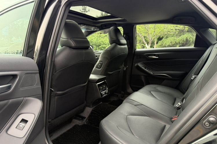 Used Toyota Avalon 2023 2.0L XLE Deluxe Edition Interior 10