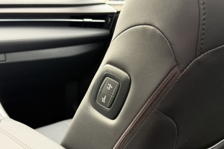 Used Toyota Avalon 2023 2.0L XLE Deluxe Edition Interior 7