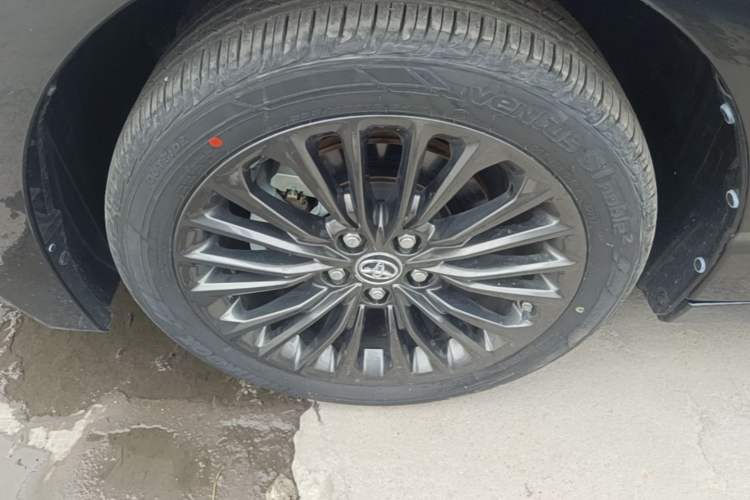 Used Toyota Avalon 2023 2.0L XLE Deluxe Edition Left Front Wheel Hub