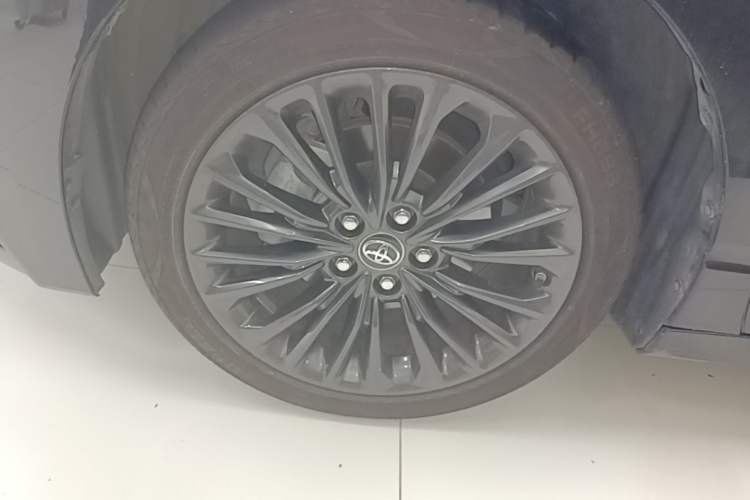 Used Toyota Avalon 2023 2.0L XLE Deluxe Edition Left Front Wheel Hub