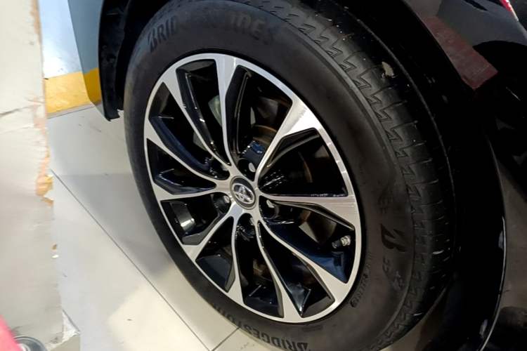 Used Toyota Avalon 2023 2.0L Premium Edition Left Front Wheel Hub