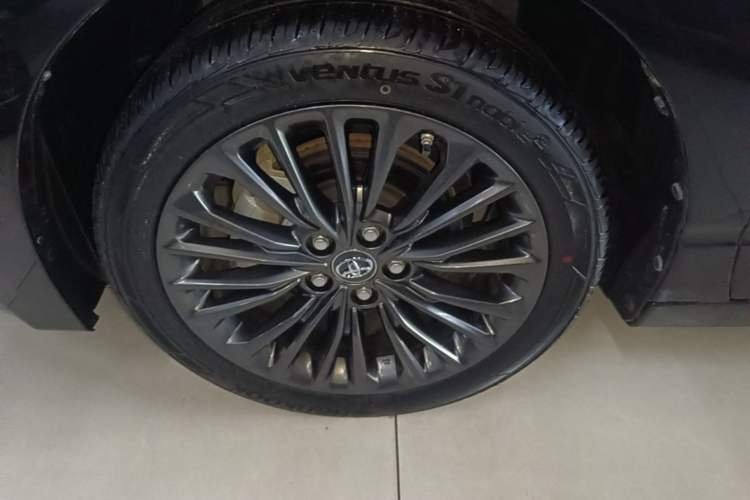 Used Toyota Avalon 2023 2.0L XLE Deluxe Edition Left Front Wheel Hub