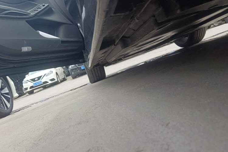 Used Toyota Avalon 2023 2.0L XLE Deluxe Edition Left Side Sill
