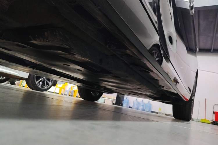 Used Toyota Avalon 2023 2.0L Luxury Edition Left Side Sill