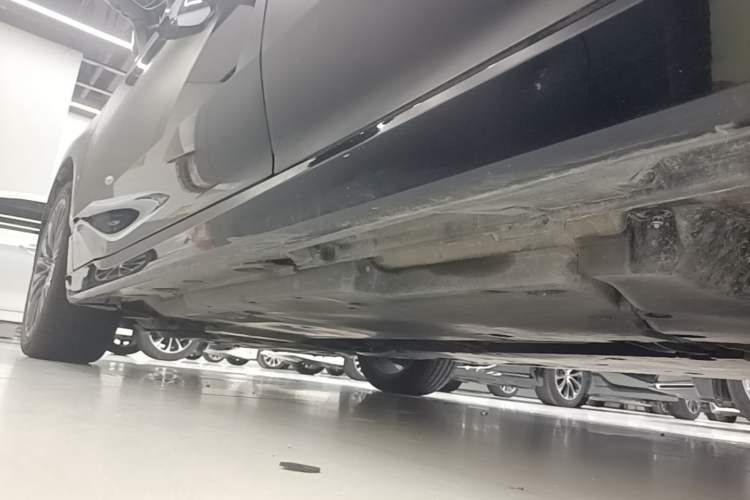 Used Toyota Avalon 2023 2.0L XLE Deluxe Edition Left Side Sill