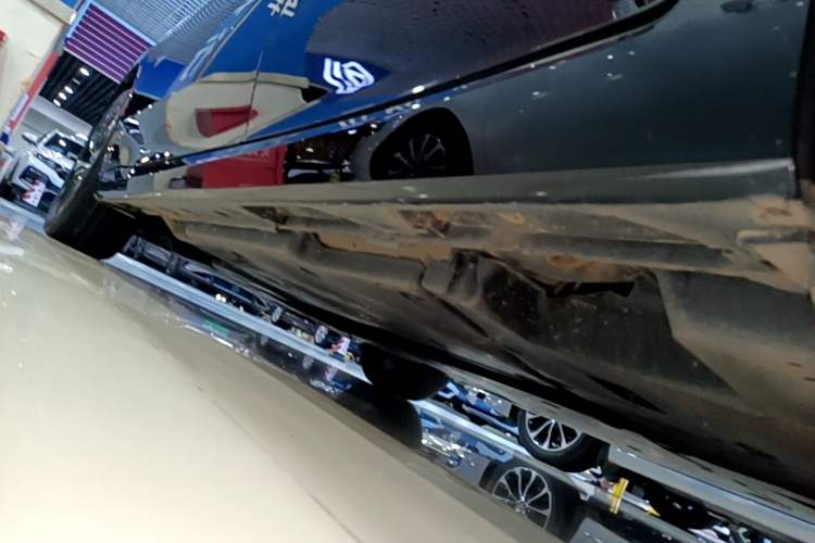 Used Toyota Avalon 2023 2.0L Premium Edition Left Side Sill