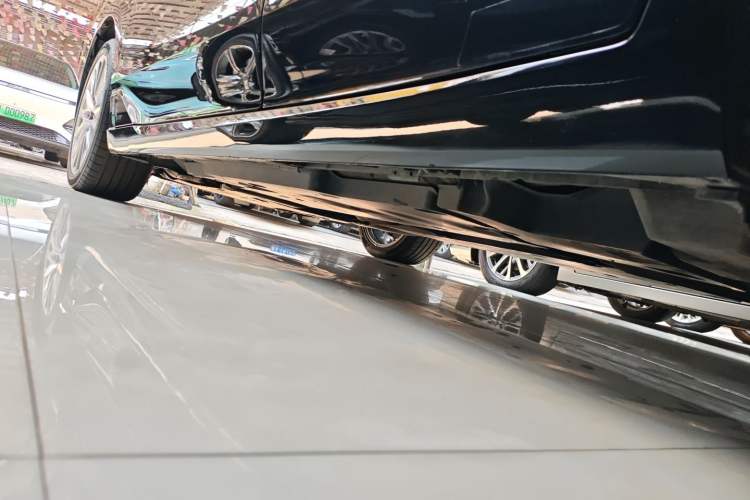 Used Toyota Avalon 2023 Dual-Motor 2.5L XLE Prestige Edition Left Side Sill