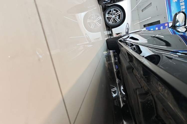 Used Toyota Avalon 2023 2.5L Luxury Edition Left Side Sill
