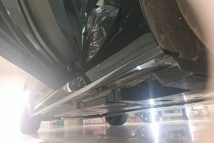 Used Toyota Avalon 2023 2.0L Luxury Edition Left Side Sill