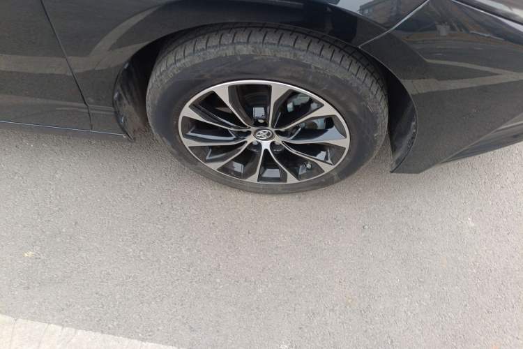 Used Toyota Avalon 2023 2.5L Luxury Edition Right Front Wheel Hub