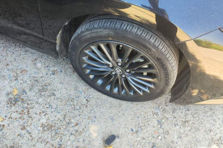 Used Toyota Avalon 2023 2.5L Touring Premium Edition Right Front Wheel Hub