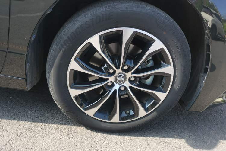 Used Toyota Avalon 2023 2.5L Luxury Edition Right Front Wheel Hub