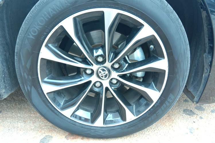 Used Toyota Avalon 2023 2.5L Luxury Edition Right Front Wheel Hub