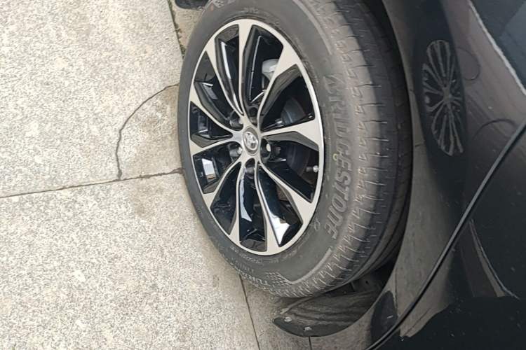 Used Toyota Avalon 2023 2.0L Premium Edition Right Rear Wheel Hub