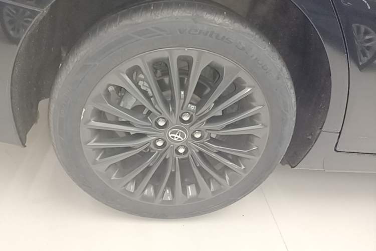 Used Toyota Avalon 2023 2.0L XLE Deluxe Edition Right Rear Wheel Hub