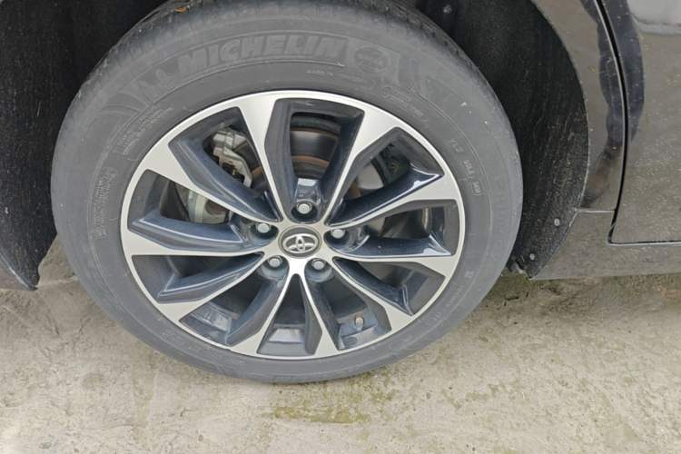 Used Toyota Avalon 2023 2.5L Luxury Edition Right Rear Wheel Hub