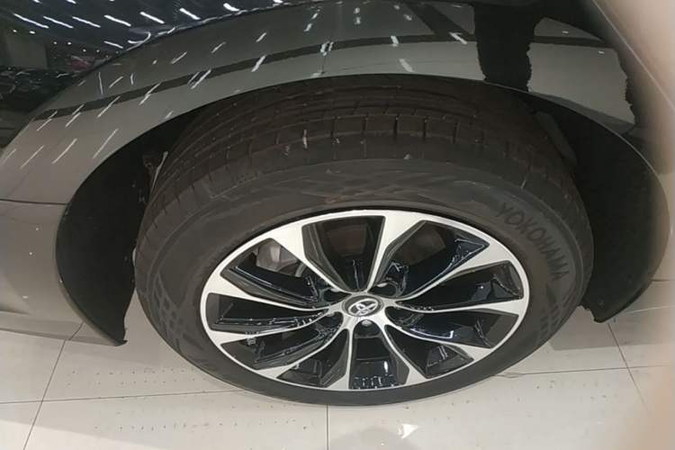 Used Toyota Avalon 2023 2.0L Luxury Edition Right Rear Wheel Hub