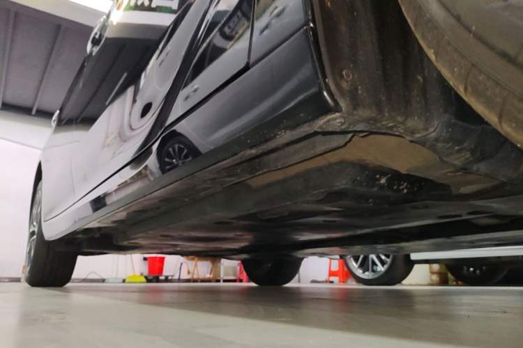 Used Toyota Avalon 2023 2.0L Luxury Edition Right Side Sill