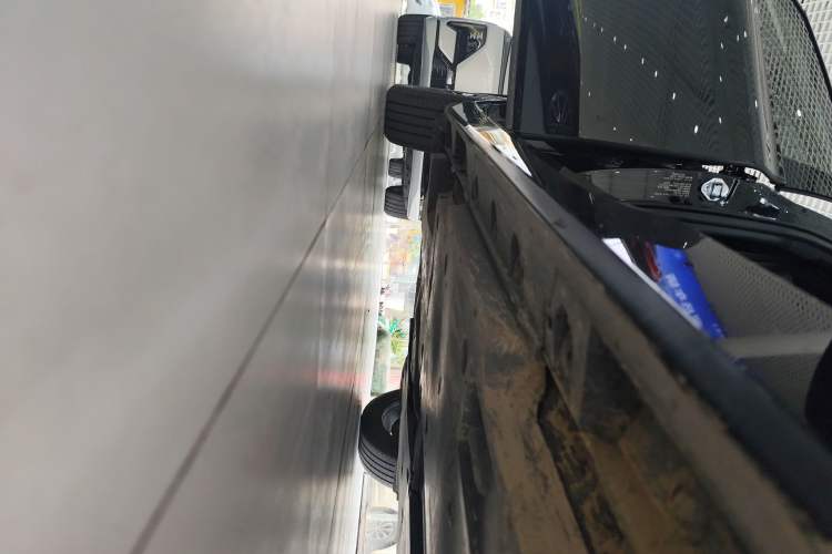 Used Toyota Avalon 2023 2.5L Luxury Edition Right Side Sill