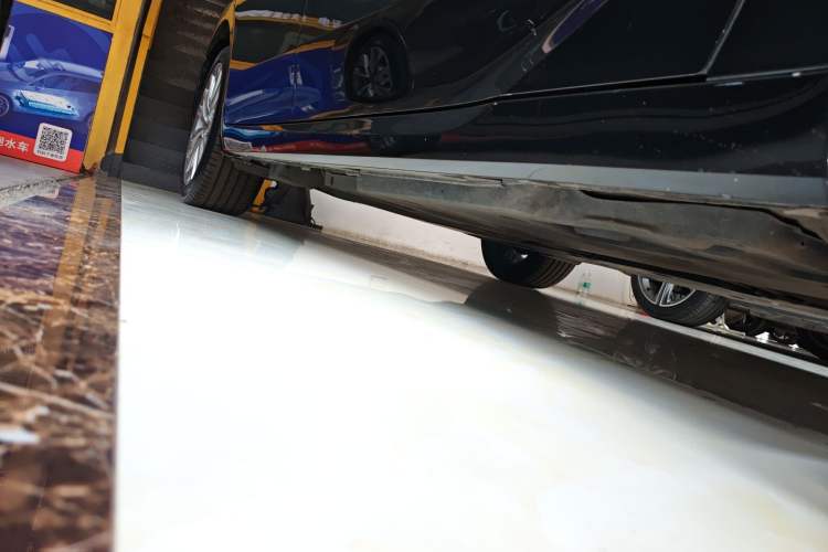Used Toyota Avalon 2023 Dual-Motor 2.5L XLE Prestige Edition Right Side Sill
