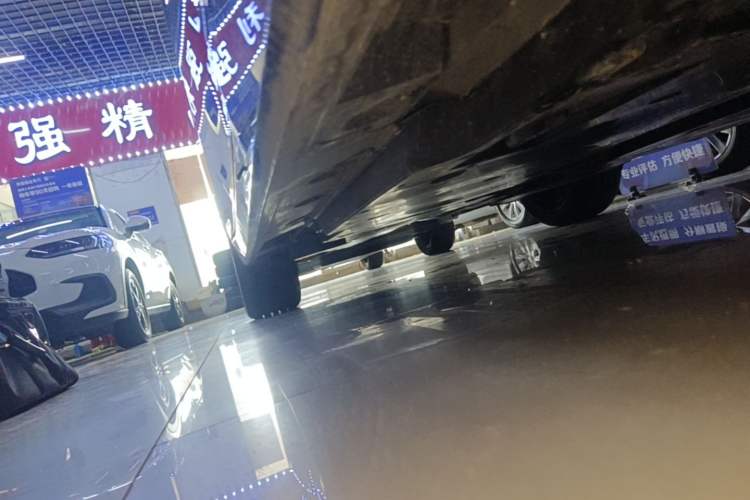 Used Toyota Avalon 2023 2.0L XLE Deluxe Edition Right Side Sill