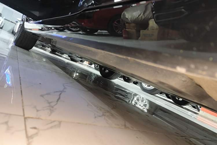 Used Toyota Avalon 2023 2.0L Luxury Edition Right Side Sill