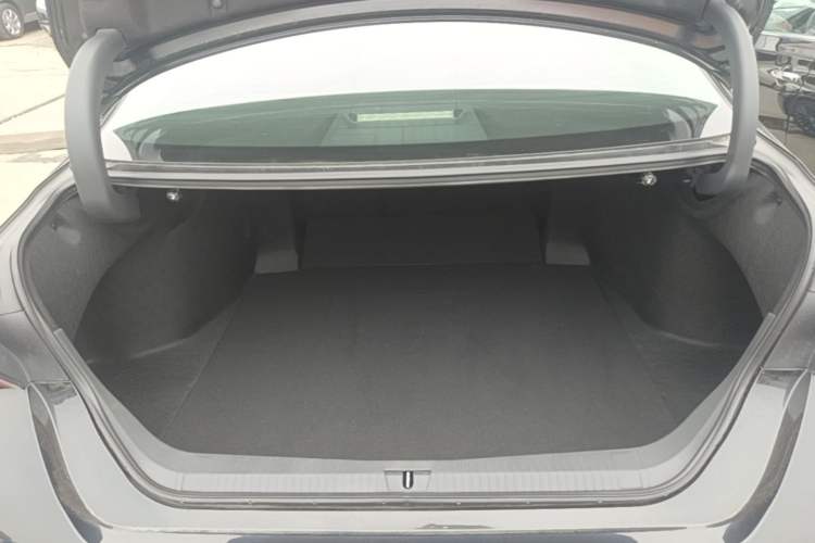 Used Toyota Avalon 2023 2.0L XLE Deluxe Edition Trunk