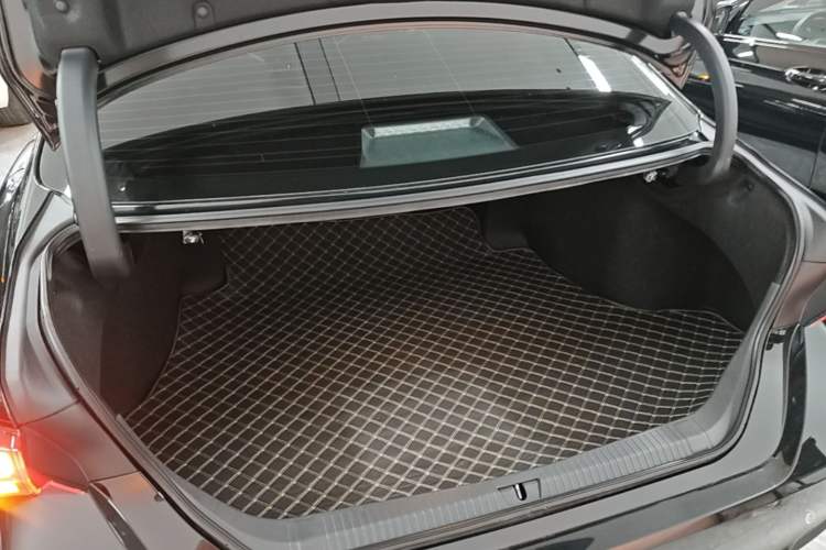 Used Toyota Avalon 2023 Dual-Engine 2.5L Luxury Edition Trunk