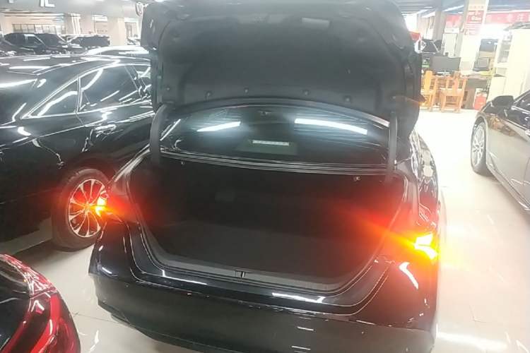 Used Toyota Avalon 2023 2.0L XLE Deluxe Edition Trunk