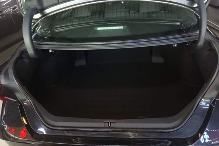 Used Toyota Avalon 2023 2.0L XLE Deluxe Edition Trunk