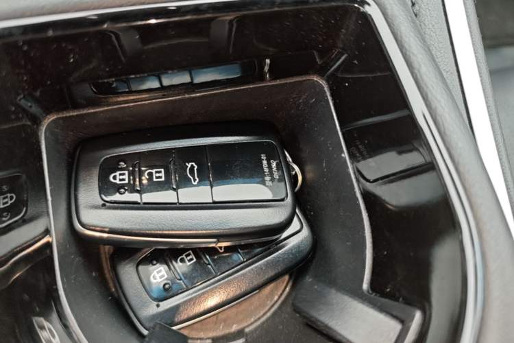 Used Toyota Avalon 2023 2.0L XLE Deluxe Edition Vehicle Key