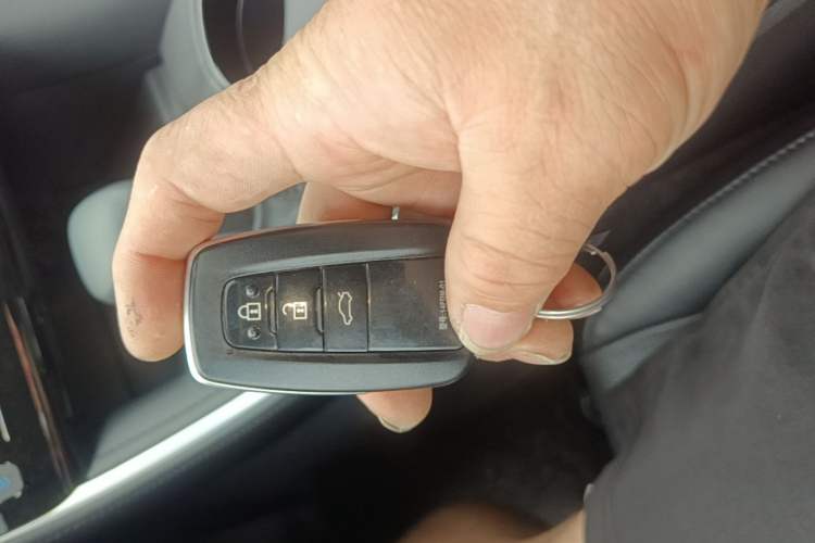 Used Toyota Avalon 2023 2.0L XLE Deluxe Edition Vehicle Key