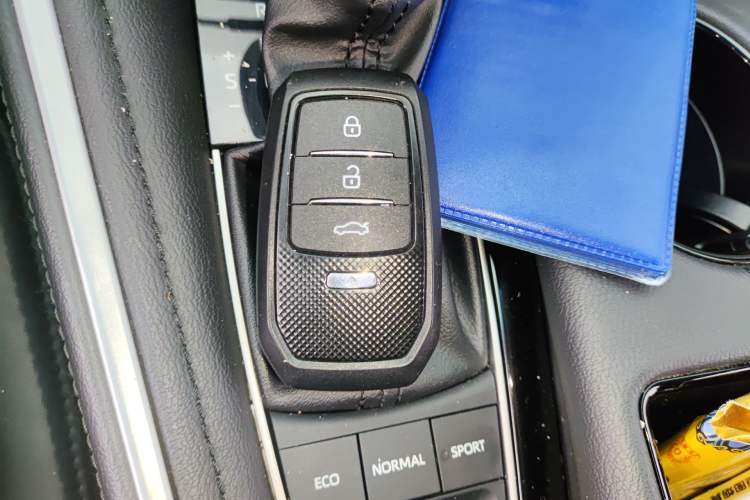 Used Toyota Avalon 2023 Dual-Engine 2.5L Luxury Edition Vehicle Key